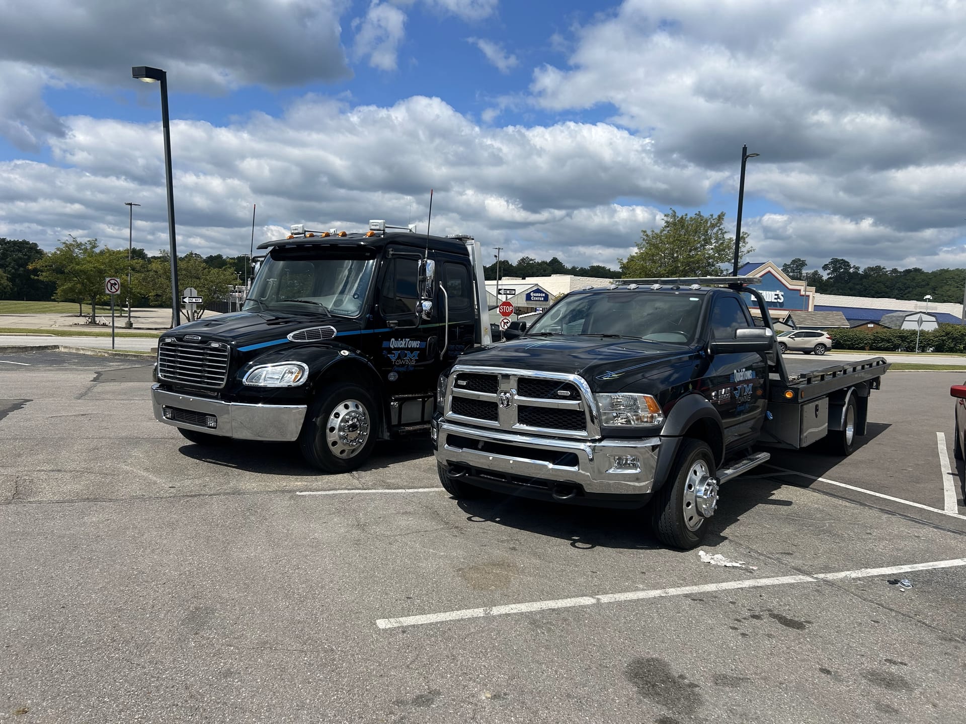 QuickTows tow truck ready for service in the Cincinnati area